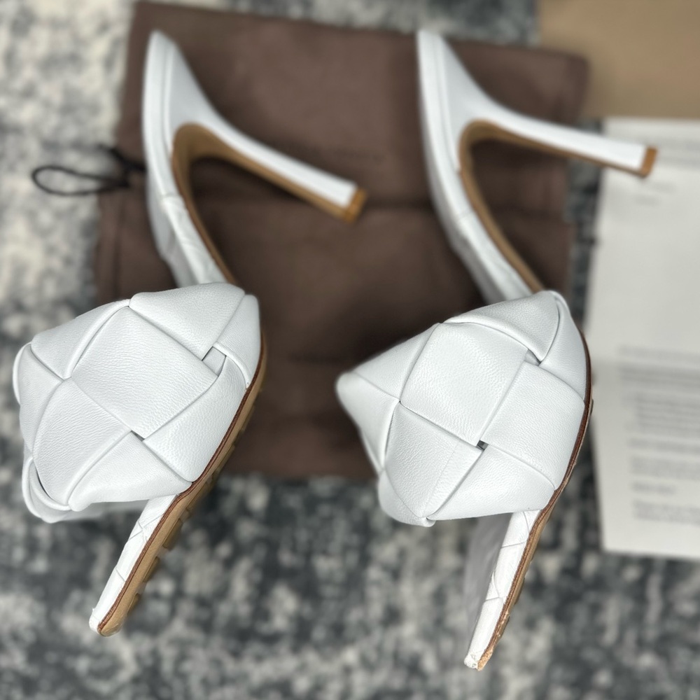 Authentic Bottega Veneta Women’s Lido Sandal in Optic White Size: 38